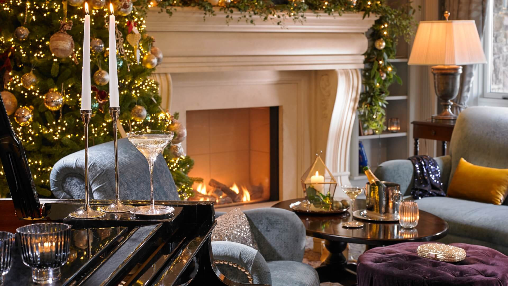 X  xmas fireplace piano x www.therosehotel.com_v3